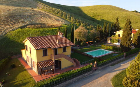 Villa Alabastro: Plante, Bâtiment, Fenêtre, Ciel, Montagne, Paysage Naturel, Lot Terre, Maison, Chalet, Herbe