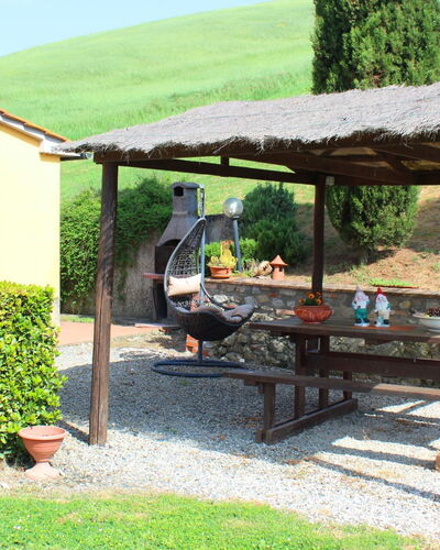 Villa Alabastro: Plante, Propriété, Extérieur Banc, Ombre, Mobilier De Jardin, Lot Terre, Tableau De Plein Air, Table, Loisir, Table De Pique-Nique
