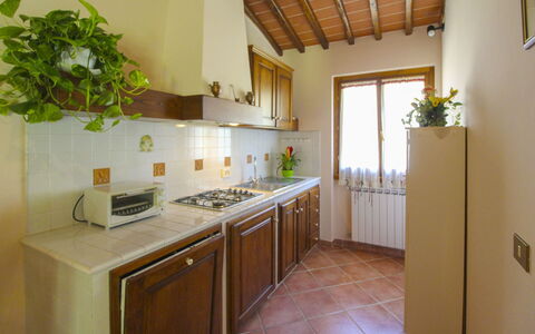 Le Balze: Cuisine, Comptoir, Bois, Design Intérieur, Appareil De Cuisine, Sol, Meubles, Principaux Appliance, Pièce, Éclairage