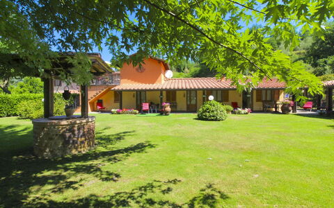 Le Balze: Maison, Lot Terre, Jardin, Pelouse, Toit, Ombre, Chalet, Printemps, Hacienda, Arrière-Cour