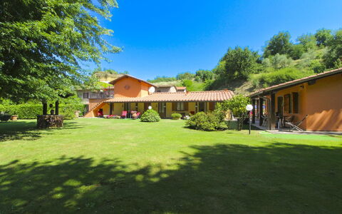 Le Balze: Herbe, Maison, Arbuste, Paysage, Zone Résidentielle, Biens, Toit, Chalet, Domicile