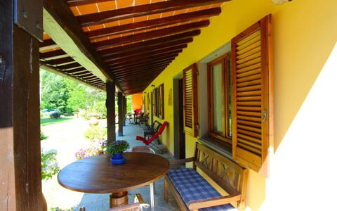 Le Balze: Propriété, Pièce, Bâtiment, Maison, Immobilier, Jaune, Domicile, Porche, Architecture, Meubles