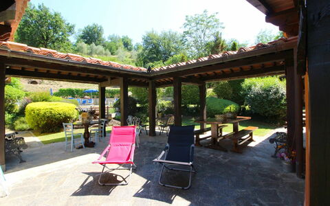 Le Balze: Plante, Meubles, Ciel, Bâtiment, Ombre, Arbre, Chaise, Pot De Fleur, Mobilier De Jardin, Maison