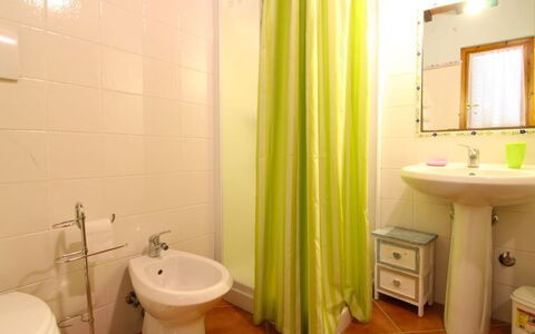 Le Balze: Salle De Bains, Propriété, Pièce, Design Intérieur, Rideau, Mur, Toilette, Immobilier, Accessoire Salle De Bain, Luminaire Plomberie