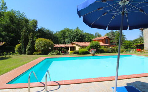 Le Balze: Ciel, Plante, Propriété, Bâtiment, Parapluie, Bleu, Vert, Piscine, Ombre, Bleu Azur