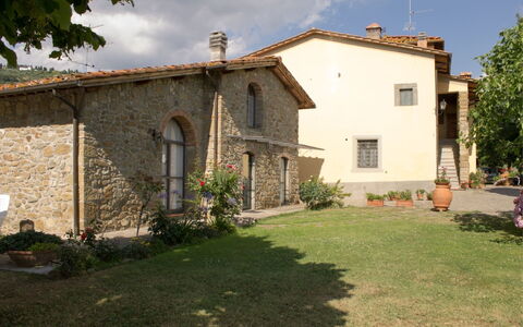 La Greppia: Plante, Ciel, Fenêtre, Propriété, Bâtiment, Arbre, Maison, Lot Terre, Porte, Nuage