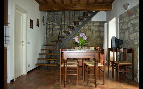 La Greppia: Pièce, Meubles, Bâtiment, Propriété, Sol, Design Intérieur, Maison, Parquet, Dur, Table