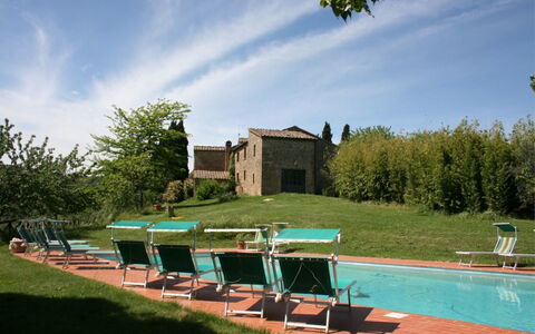 Agriturismo Bevignano: Nuage, Ciel, Plante, L'Eau, Bâtiment, Bleu Azur, Paysage Naturel, Arbre, Lot Terre, Herbe