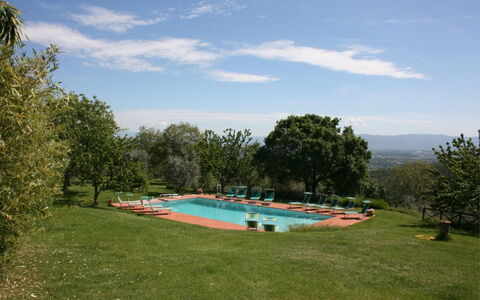 Agriturismo Bevignano: Nuage, Ciel, Plante, Piscine, Paysage Naturel, L'Eau, Arbre, Lot Terre, Plan D'Eau, Ombre