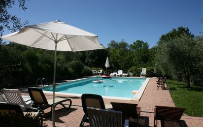 Santa Maria: L'Eau, Ciel, Propriété, Piscine, Meubles, Parapluie, Plante, Chaise, Bleu Azur, Ombre