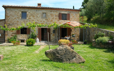 San Eusebio: Plante, Bâtiment, Fenêtre, Ciel, Nuage, Lot Terre, Maison, Végétation, Porte, Herbe