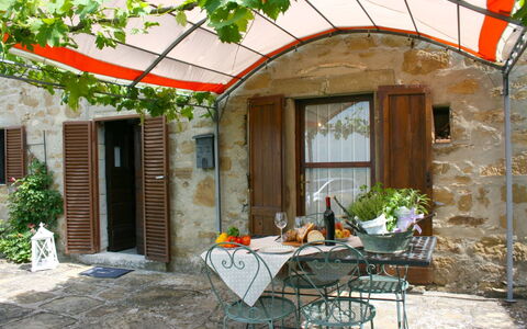 San Eusebio: Plante, Bâtiment, Fenêtre, Propriété, Table, Ombre, Feuille, Porte, Chaise, Bois