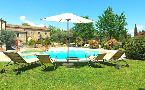 Pieve di Sant Ippolito: Plante, L'Eau, Propriété, Ciel, Communauté Des Plantes, Bâtiment, Piscine, Ombre, Arbre, Bleu Azur