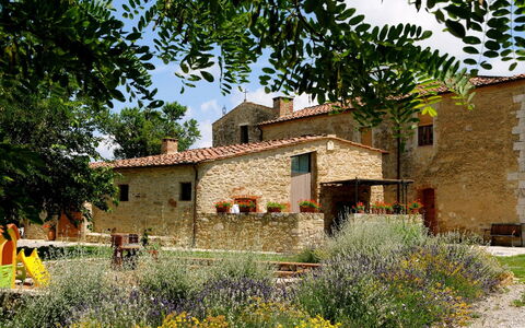 Pieve di Sant Ippolito: Plante, Bâtiment, Ciel, Fenêtre, Maison, Arbre, Végétation, Lot Terre, Herbe, Biome