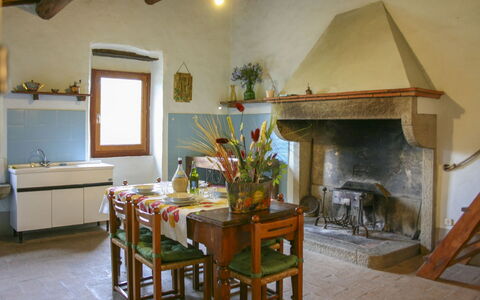 Casa Rossa: Mur, Meubles, Domicile, Table, Chaise, Table Cuisine Et Salle A Manger, Tache De Bois, Plante D'Appartement, Salle À Manger