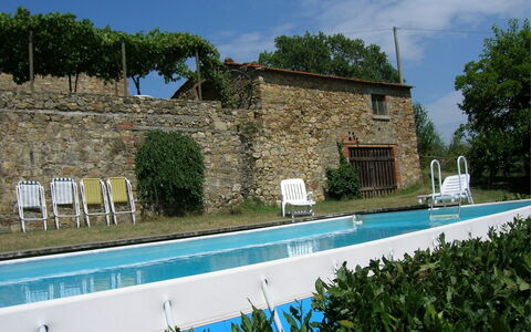 Casa Rossa: L'Eau, Plante, Ciel, Meubles, Nuage, Bâtiment, Fenêtre, Piscine, Bleu Azur, Chaise