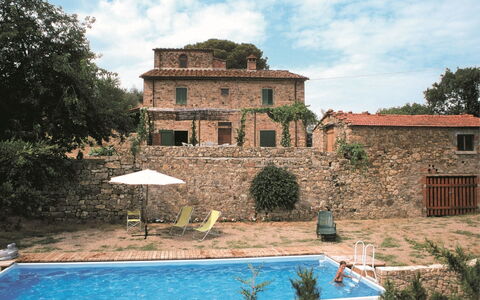 Casa Rossa: L'Eau, Plante, Nuage, Ciel, Bâtiment, La Nature, Arbre, Piscine, Fenêtre, Zone Résidentielle