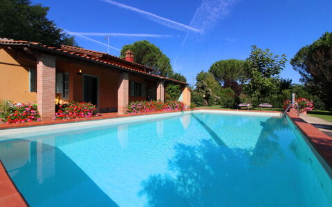 Pagliazzone: L'Eau, Plante, Ciel, Propriété, Piscine, Bleu Azur, Bâtiment, La Nature, Arbre, Ombre