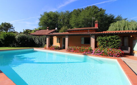 Pagliazzone: L'Eau, Ciel, Nuage, Propriété, Plante, Piscine, Bleu Azur, Bleu, Arbre, Bâtiment