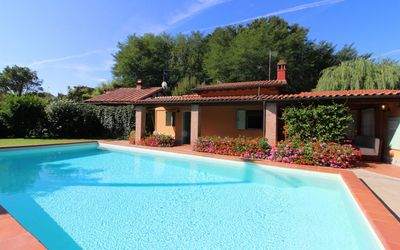 Pagliazzone: L'Eau, Ciel, Nuage, Propriété, Plante, Piscine, Bleu Azur, Bleu, Arbre, Bâtiment