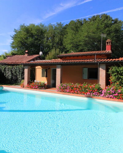 Pagliazzone: L'Eau, Ciel, Nuage, Propriété, Plante, Piscine, Bleu Azur, Bleu, Arbre, Bâtiment