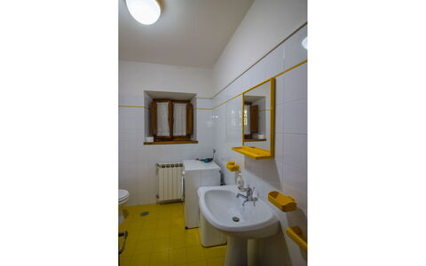 Casale Aiola: Mur, Sol, Sol, Luminaire Plomberie, Lavabo, Jaune, Design Intérieur, Pièce, Salle De Bains, Évier