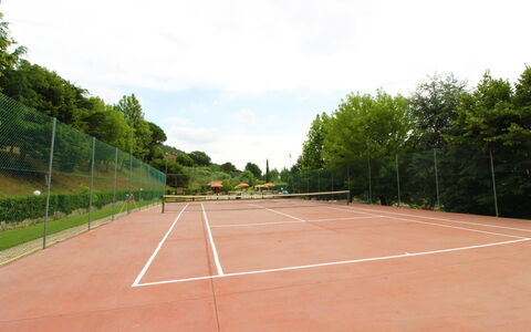 Casale Aiola: Ciel, Plante, Nuage, Tennis, Arbre, Surface De La Route, Asphalte, Lot Terre, Ombre, Herbe