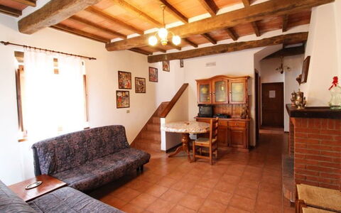 Casale Aiola: Propriété, Pièce, Bâtiment, Maison, Immobilier, Plafond, Meubles, Grenier, Design Intérieur, Sol