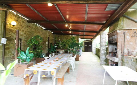 Casale Aiola: Table, Plante, Meubles, Propriété, Chaise, Ombre, Pot De Fleur, Plante D'Appartement, Bois, Mobilier De Jardin