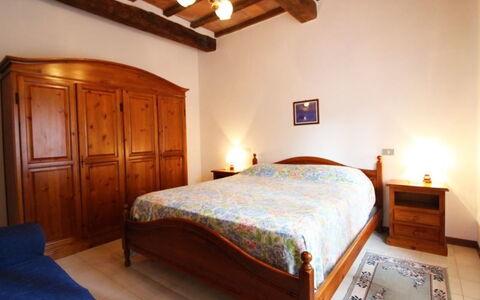 Casale Aiola: Chambre, Lit, Meubles, Pièce, Drap De Lit, Propriété, Cadre De Lit, Literie, Design Intérieur, Plafond