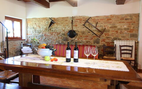 Il Viaggiolo: Pièce, Propriété, Salle À Manger, Table, Design Intérieur, Meubles, Maison, Bâtiment, Bois, Sol