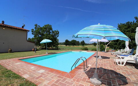 Il Viaggiolo: Ciel, L'Eau, Piscine, Plante, Bleu Azur, Ombre, Bâtiment, Mobilier De Jardin, Arbre, Balancelle