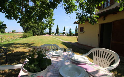 Il Viaggiolo: Plante, Vaisselle, Table, Propriété, Ciel, Arbre, Chaise, Éclairage, Mobilier De Jardin, Ombre