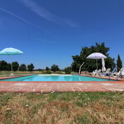 Il Viaggiolo: Ciel, Plante, Piscine, Nuage, Arbre, L'Eau, Bâtiment, Ombre, Arecales, Lot Terre