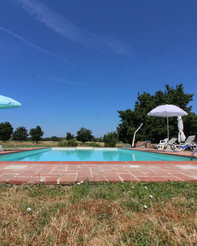 Il Viaggiolo: Ciel, Plante, Piscine, Nuage, Arbre, L'Eau, Bâtiment, Ombre, Arecales, Lot Terre