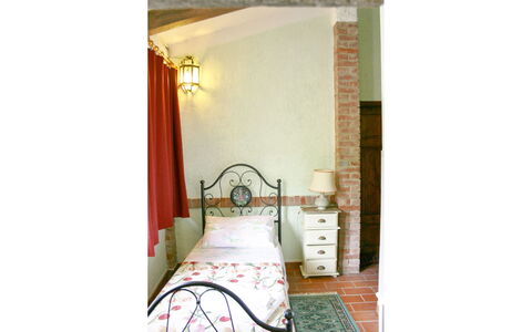 La Rogaia: Chambre, Lit, Mur, Literie, Drap De Lit, Design Intérieur, Meubles, Éclairage, Cadre De Lit, Linge