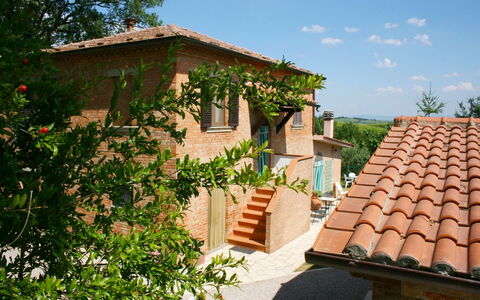 Podere San Bono: Bâtiment, Ciel, Plante, Fenêtre, Maison, Nuage, Arbre, Chalet, Bois, Paysage