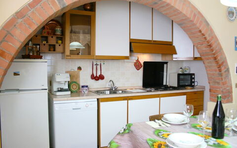 Podere San Bono: Cuisine, Pièce, Propriété, Bâtiment, Meubles, Cabinetry, Maison, Architecture, Comptoir, Design Intérieur