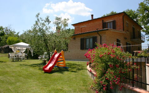 Podere San Bono: Plante, Ciel, Fleur, Bâtiment, Propriété, Fenêtre, Nuage, Tente, Maison, Arbre