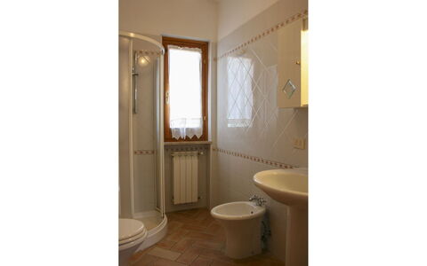 Podere San Bono: Mur, Sol, Sol, Luminaire Plomberie, Design Intérieur, Salle De Bains, Lavabo, Plomberie, Pièce, Robinet