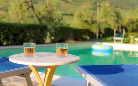 Olivo: L'Eau, Table, Meubles, Propriété, Vaisselle, Bleu Azur, Mobilier De Jardin, Plante, Tableau De Plein Air, Arbre