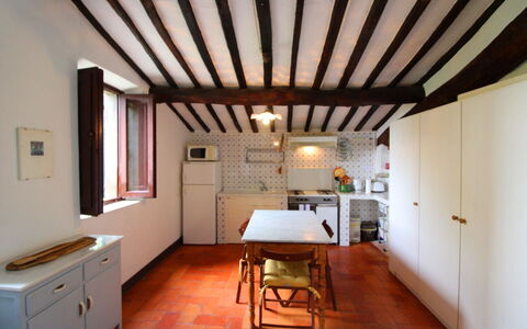 Olivo: Propriété, Meubles, Cabinetry, Table, Fenêtre, Bois, Chaise, Cuisine, Design Intérieur, Tiroir