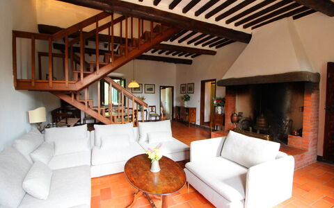 Olivo: Propriété, Meubles, Canapé, Bâtiment, Confort, Bois, Architecture, Design Intérieur, Salon, Table