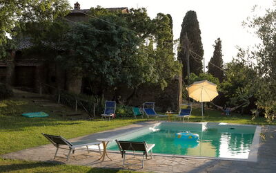 Olivo: L'Eau, Plante, Ciel, Vert, Piscine, Arbre, Ombre, Mobilier De Jardin, Herbe, Bâtiment