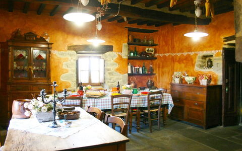 Torre di Vignale: Bâtiment, Pièce, Propriété, Restaurant, Meubles, Design Intérieur, Table, Faisceau