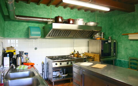 Torre di Vignale: Pièce, Propriété, Cuisine, Bâtiment, Design Intérieur, Plafond, Meubles, Architecture, Maison, Comptoir