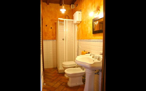 Torre di Vignale: Salle De Bains, Pièce, Propriété, Éclairage, Design Intérieur, Bâtiment, Maison, Luminaire Plomberie, Armoire De Toilette, Immobilier