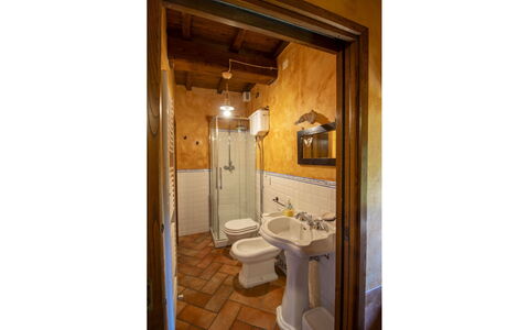 Torre di Vignale: Sol, Mur, Design Intérieur, Lavabo, Sol, Luminaire Plomberie, Bois, Salle De Bains, Évier, Plafond
