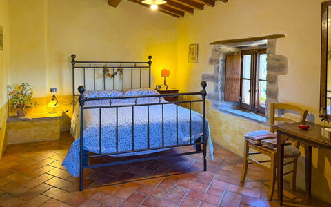 Torre di Vignale: Sol, Chambre, Lit, Lampe, Linge, Literie, Cadre De Lit, Plante D'Appartement, Villa
