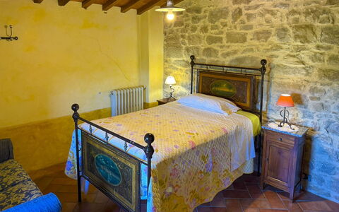 Torre di Vignale: Mur, Meubles, Chambre, Cadre De Lit, Lit, Villa, Mur De Pierre, Cadre, Literie, Plante D'Appartement